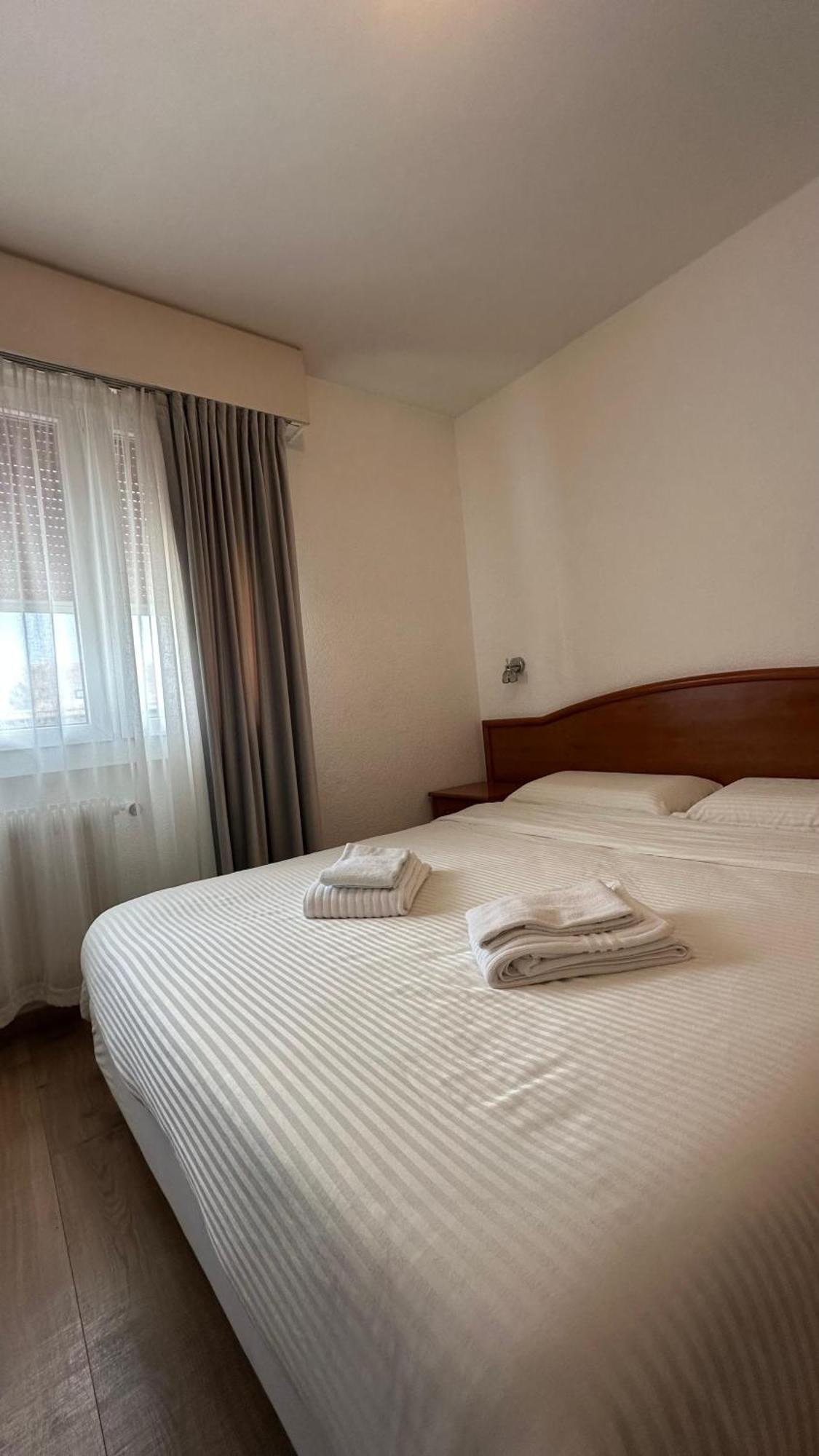 Hotel Du Quai Вильнёв Экстерьер фото