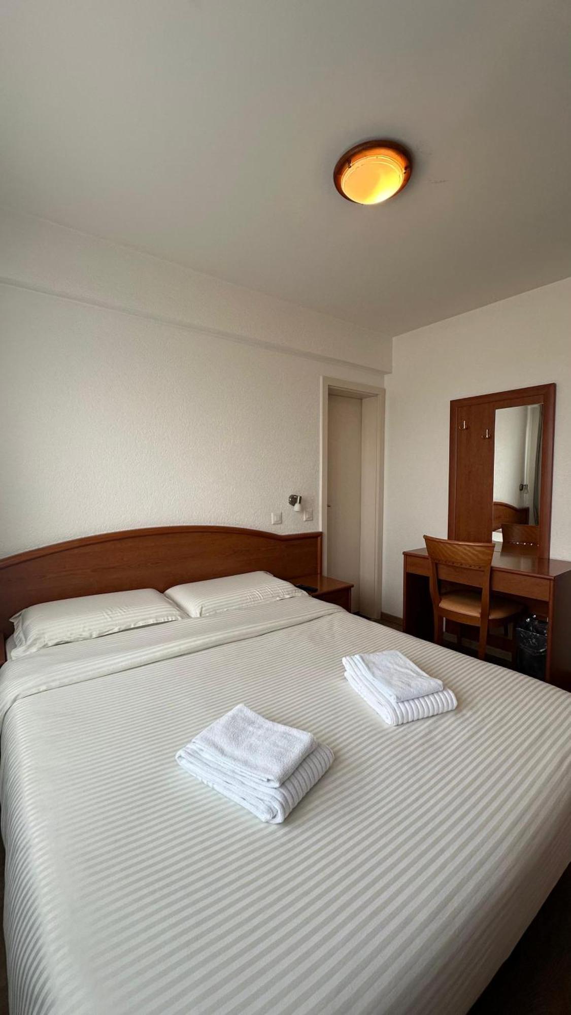 Hotel Du Quai Вильнёв Экстерьер фото